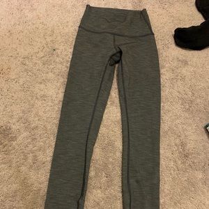 LULULEMON HIGH RISE WUNDER UNDER (sleek material)